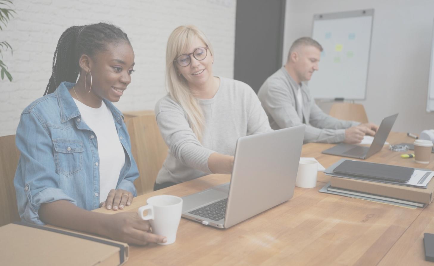 Espacio de trabajo colaborativo donde se discuten conceptos financieros