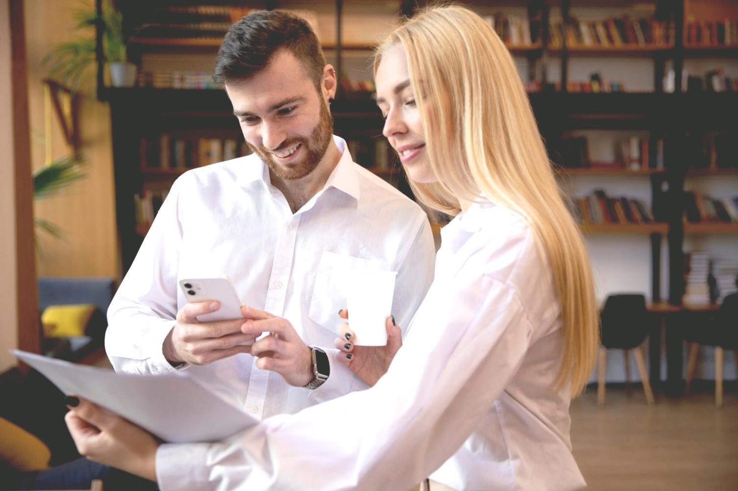 Estudiantes aprendiendo conceptos financieros en sesión práctica